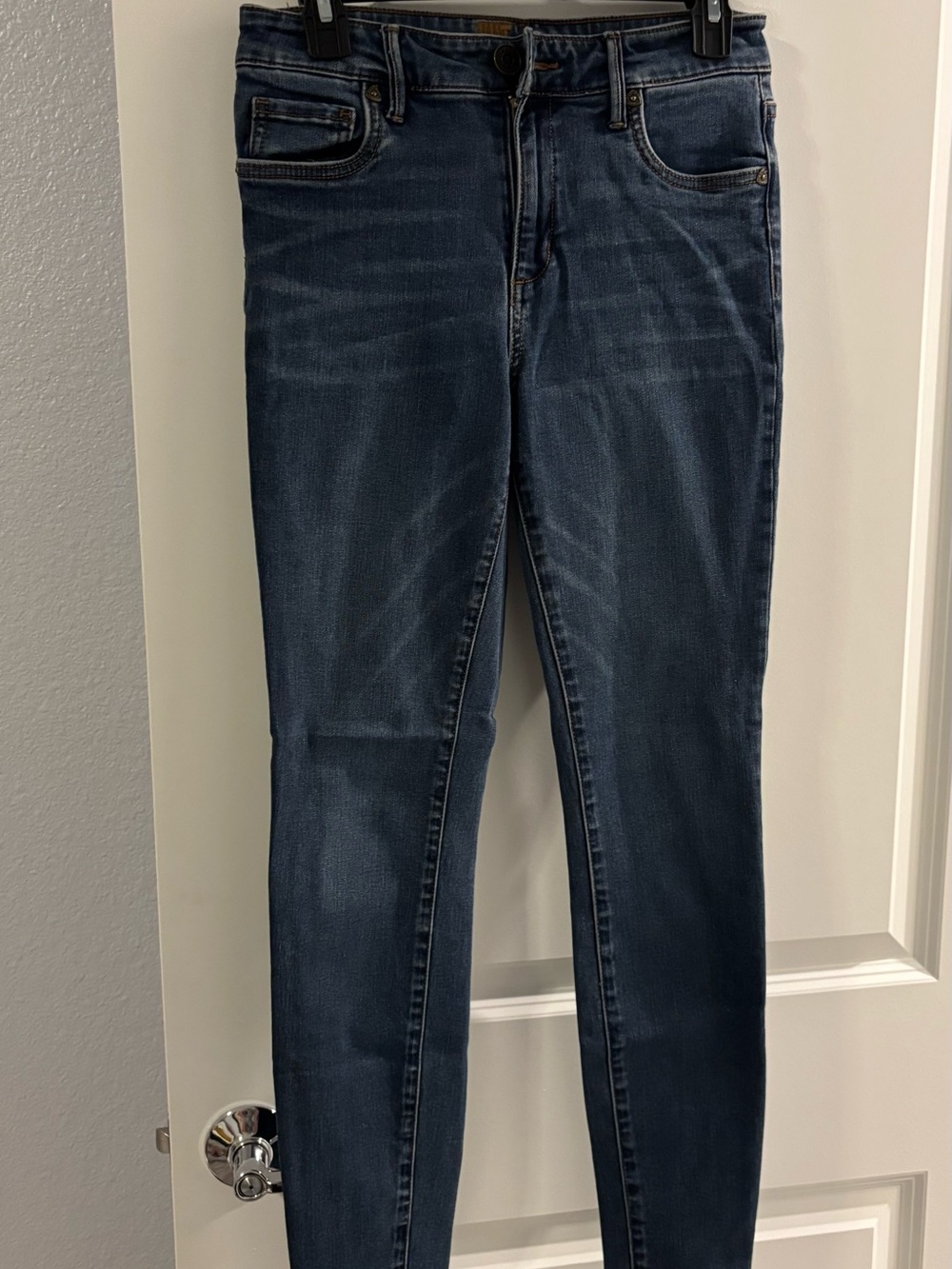 Kut from the Kloth Skinny Jeans in Dark Blue Wash